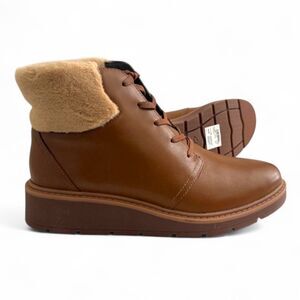CLARKS Leighly Lace Leather Faux Fur Trim Ankle Brown Boots, NEW! Size 9